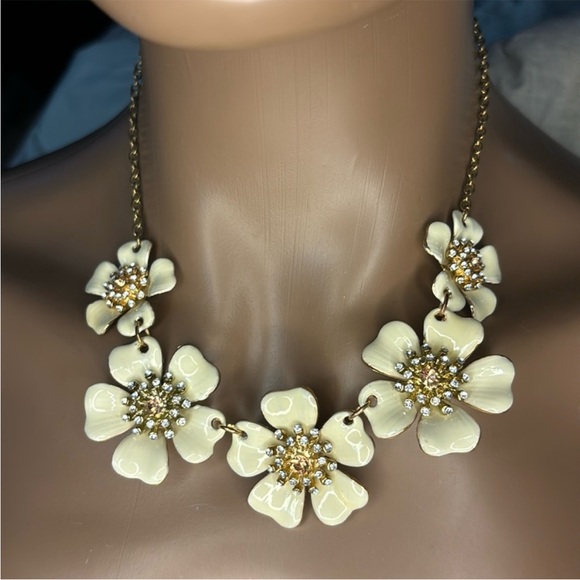 Jewelry - Floral Necklace in Cream